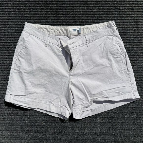 Old Navy Pants - Old Navy Women’s Khaki Shorts
5” inseam